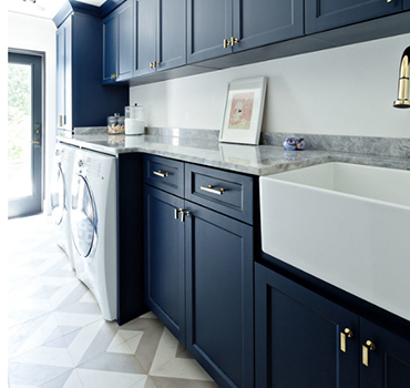 Tilpasset mørk blå vaskeri kabinett DesignComment